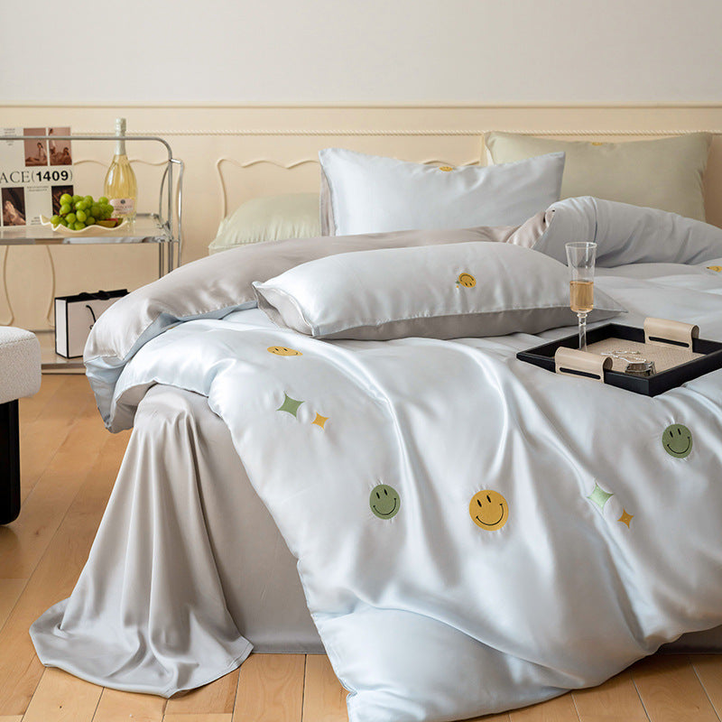 Luxuriöses Satin-Bettwäsche-Set mit gestickten Kirschmotiven, Wendefunktion und Plüsch-Hasenkissen
