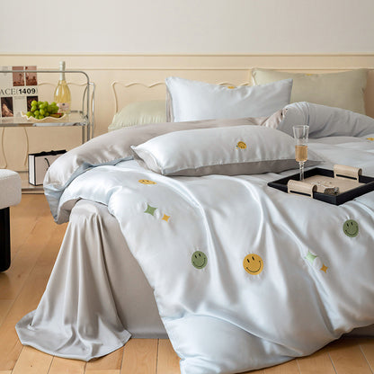 Luxuriöses Satin-Bettwäsche-Set mit gestickten Kirschmotiven, Wendefunktion und Plüsch-Hasenkissen