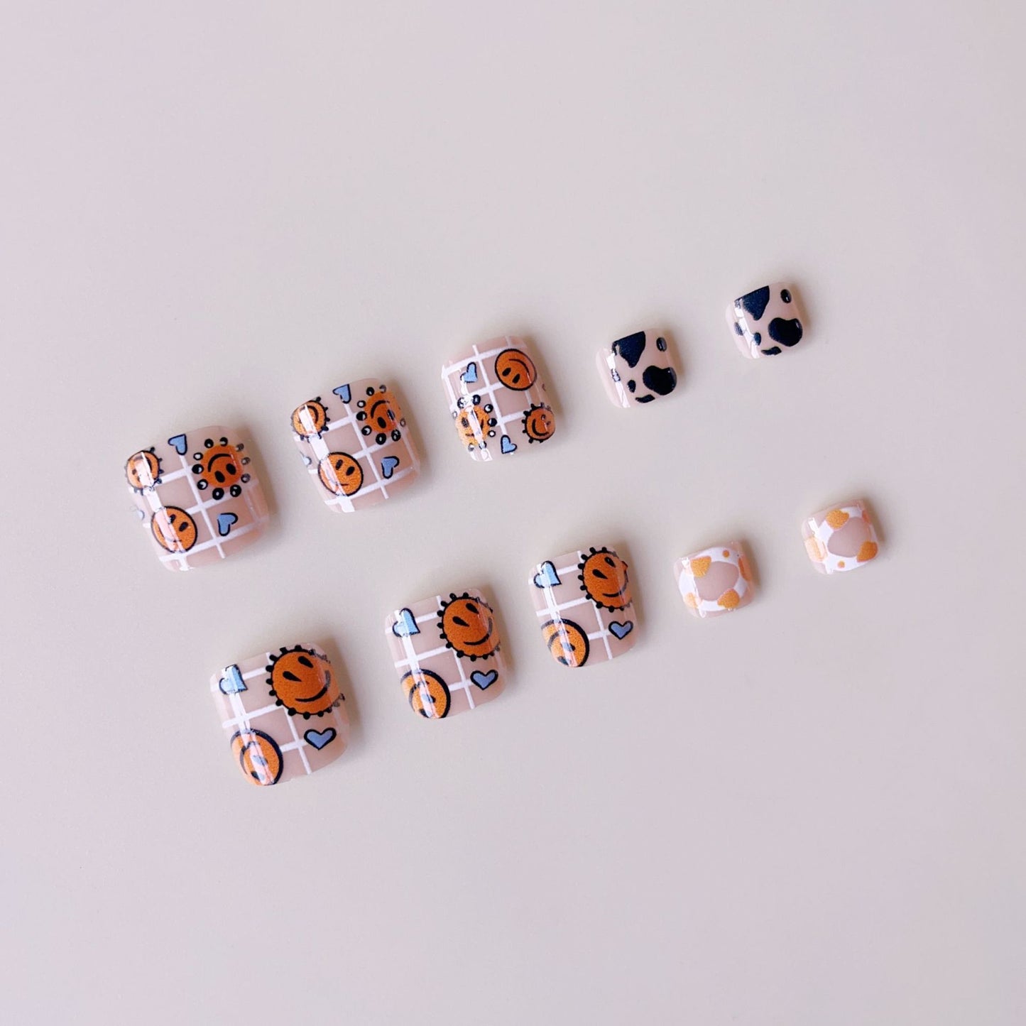 Kunstnagelset mit fröhlichen Illustrationen Brehn