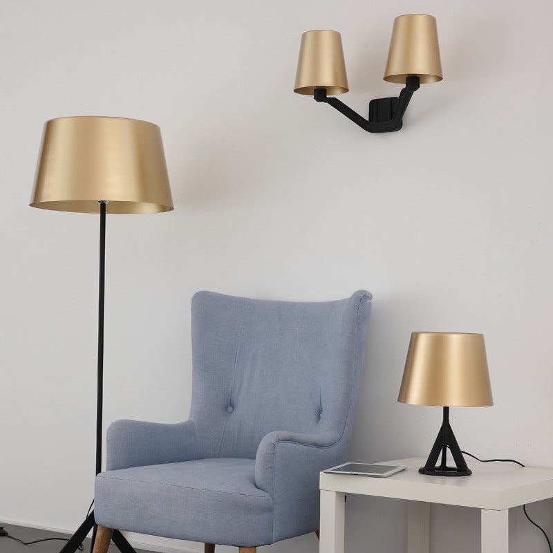 Elegante Tischlampe mit geometrischem Fuß