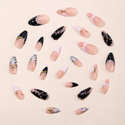 Elegante Stiletto Nagelkunstverlängerungen mit geometrischem Design Brehn