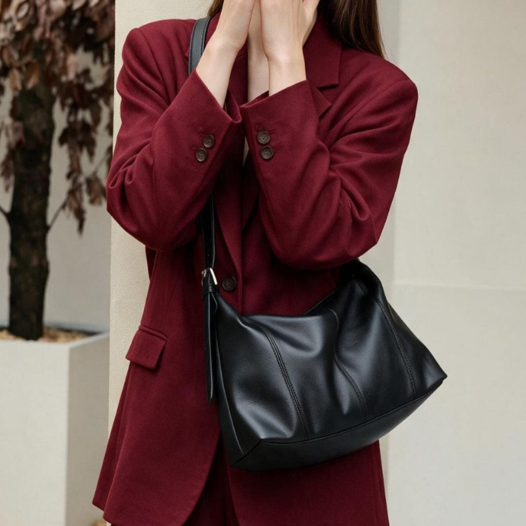 Gekurvte Seite aus genarbtem Leder slouchy Schulter-Hobo mit verstellbaren Schnallenriemen