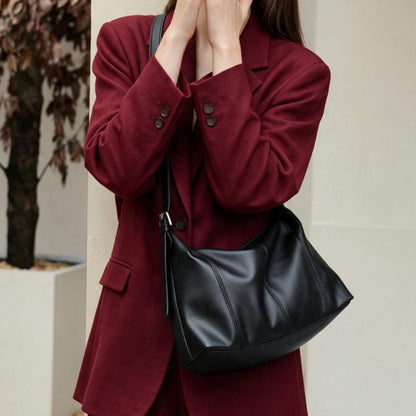 Gekurvte Seite aus genarbtem Leder slouchy Schulter-Hobo mit verstellbaren Schnallenriemen