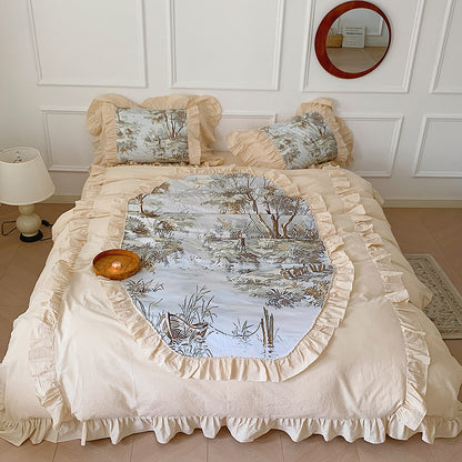 Romantische Bettgarnitur mit Musselin‑Optik, Volantkante und Toile‑Läufer