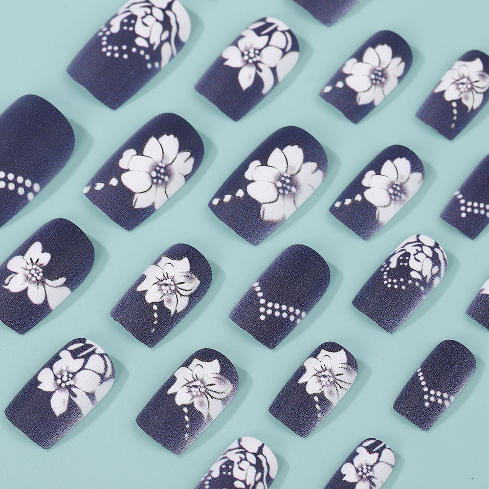 Kunstnägel mit eleganten floralen Designs Brehn
