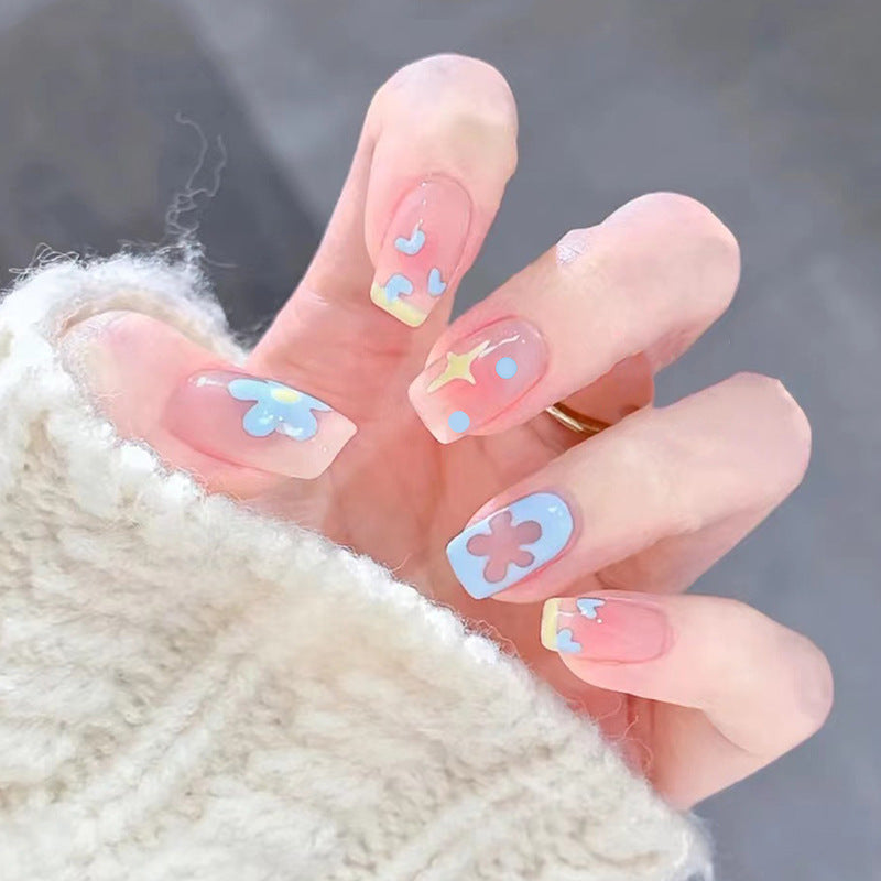 Kreative Nagelkunst mit Blütenakzenten Brehn