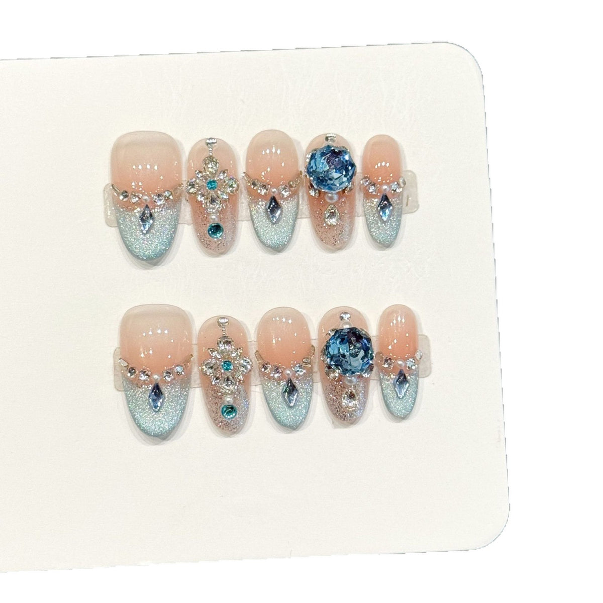 Dekorativer Press-On Nagelset mit Strass- und Glitzerakzenten