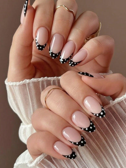 Kunstnagelset mit kreisförmigen Punkten und modernen Spitzen Brehn