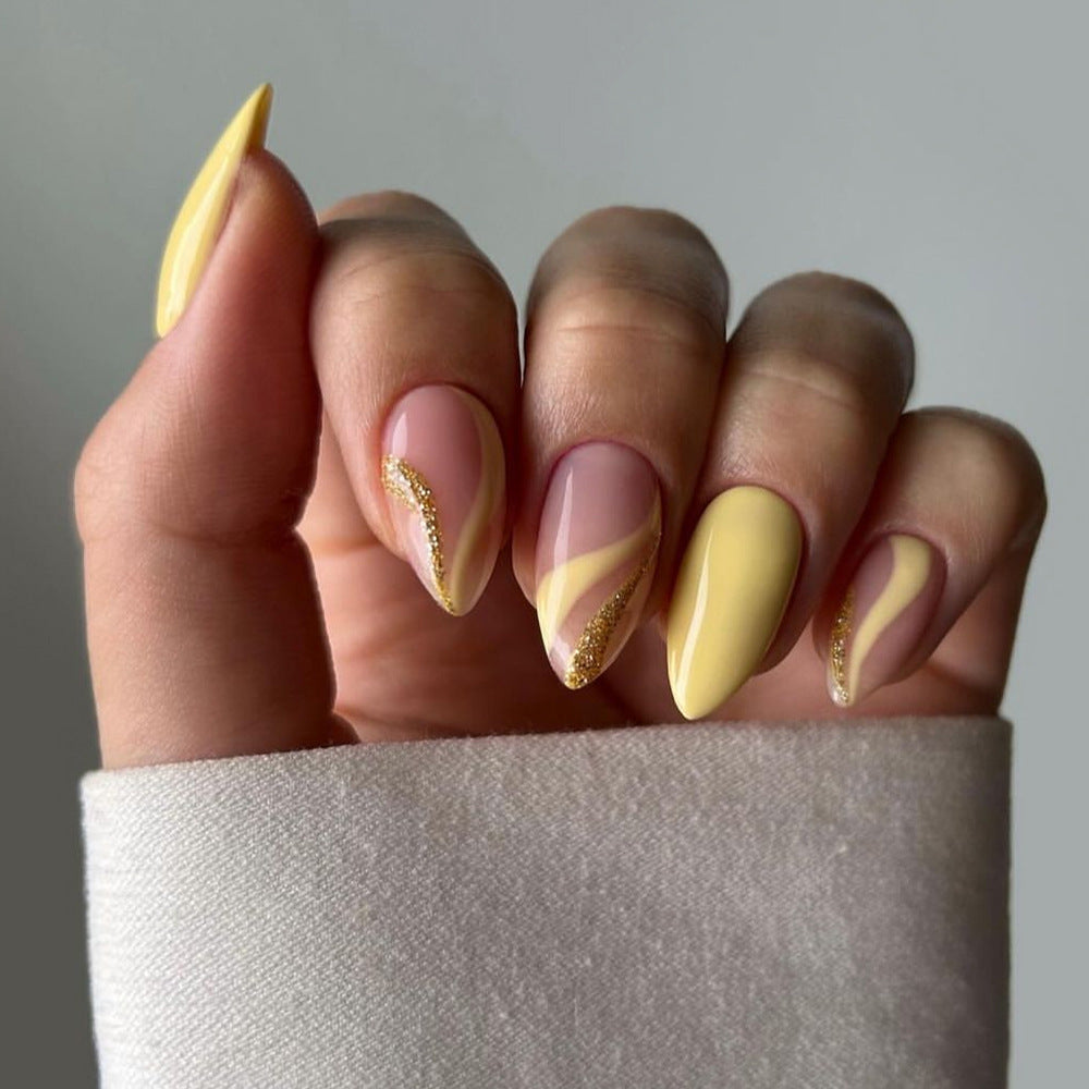 Künstliche Press-On Nägel mit glamourösen Designs Brehn