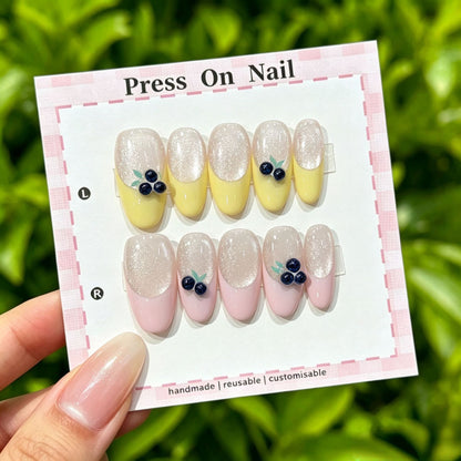 Künstlerisches Press-On Nägel Set mit tropischen und floralen Akzenten
