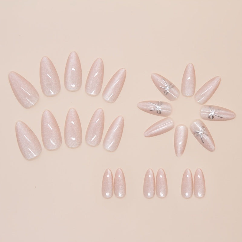 Kunstnagelset mit zartem Glitter und eleganten Schleifenverzierungen Brehn