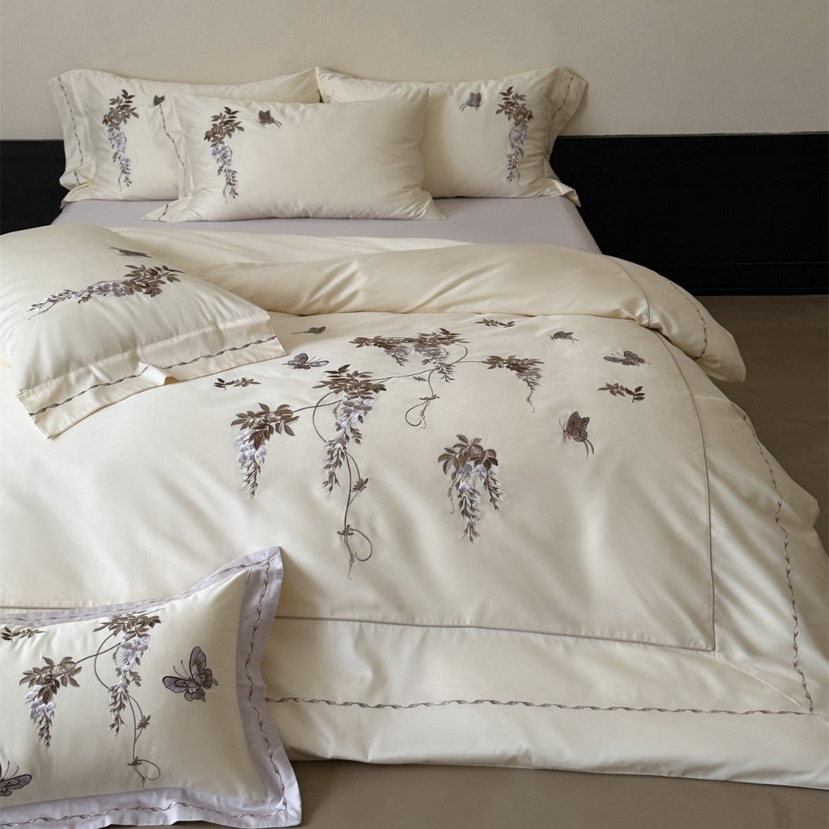 Besticktes Wisteria- und Schmetterlings-Baumwollsatin-Bettbezug-Set mit Paspelrand