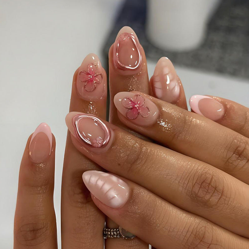 Kunstnagelset mit blumigen Verzierungen und eleganten Akzenten Brehn