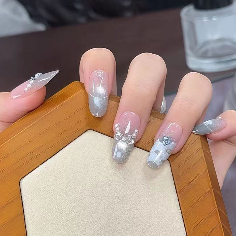 Kunstnagelset mit glamourösen 3D-Details und strahlenden Akzenten Brehn