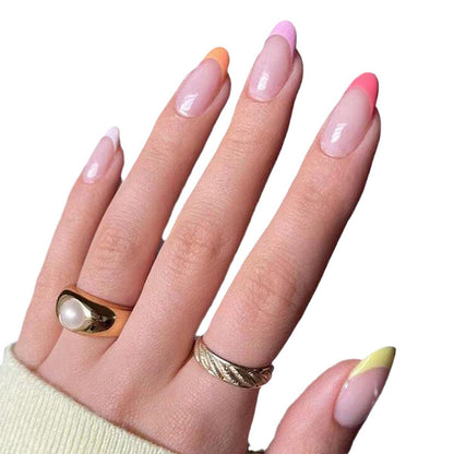 Trendige French Tip Nagelkunst