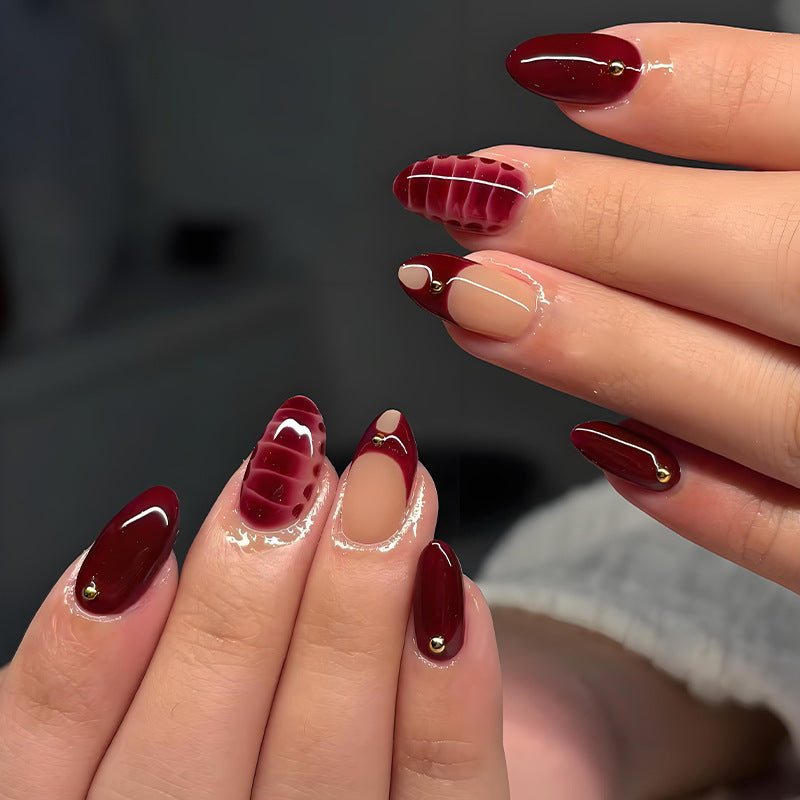 Kunstnagelset mit eleganten goldenen Akzenten und trendigem Design Brehn