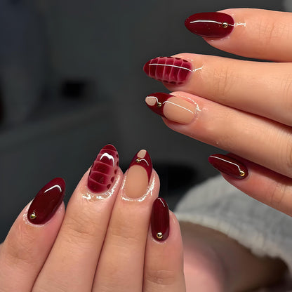 Kunstnagelset mit eleganten goldenen Akzenten und trendigem Design Brehn