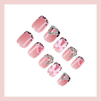 Künstliche Nagelart mit Verzierungen Brehn