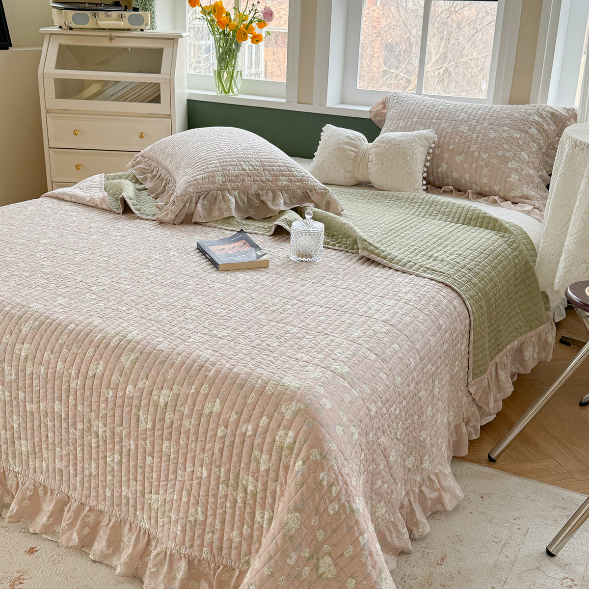 Geknöpftes Blumen-Rüsch-Bettüberwurf-Set mit wendbarem Leichtquilt und dekorativen Kissenbezügen