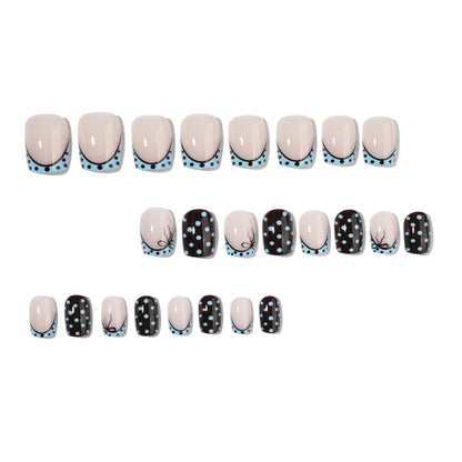 Kunstvolle Nagelverlängerungen mit verspielten Punkten und elegantem Design Brehn