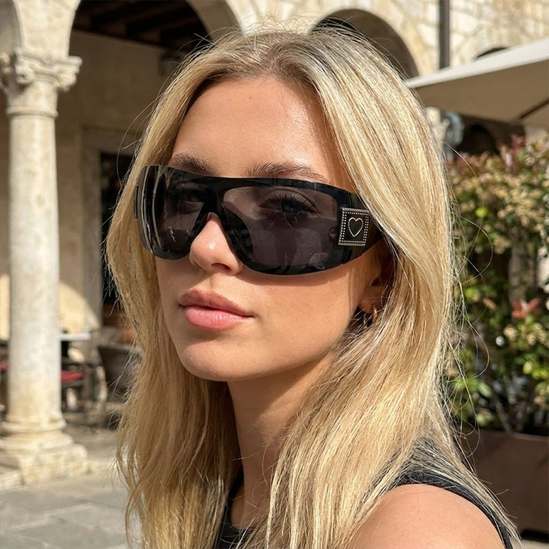 Damen Sportliche Sonnenbrille mit modernem Design Brehn