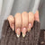 Elegante natürliche florale Press-On-Nagelkunst Brehn