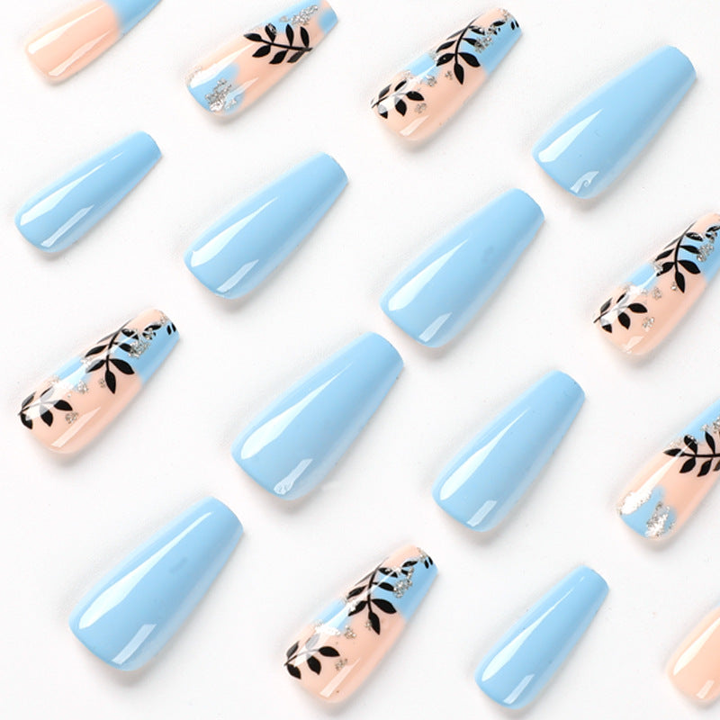 Kunstvolle Nagelkunst mit floralen Designs und Glitzer Brehn