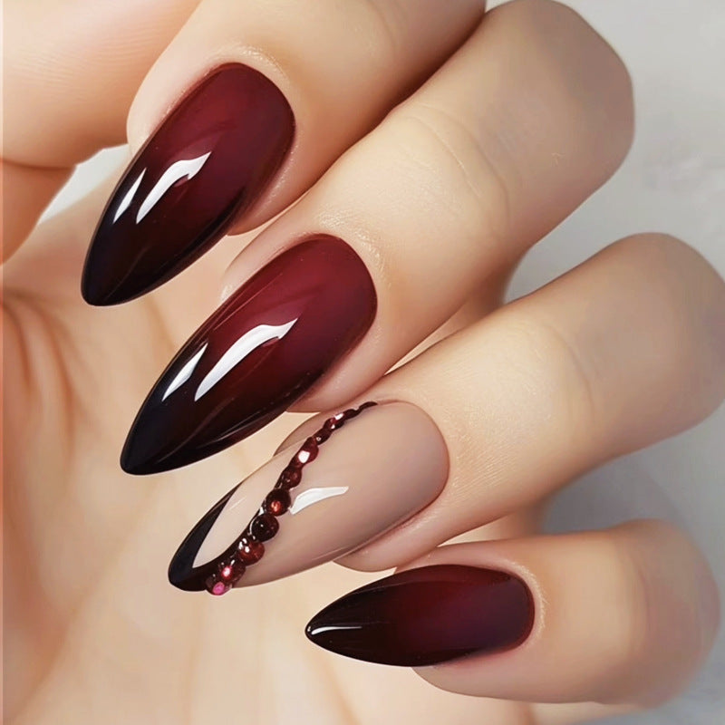 Kunstnagelset mit elegantem Ombre-Design und kreativen Verzierungen Brehn
