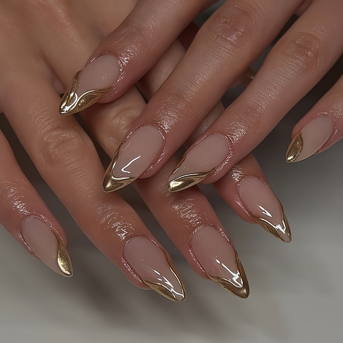 Elegante Stiletto Press-On Nägel mit goldenen Akzentspitzen Brehn