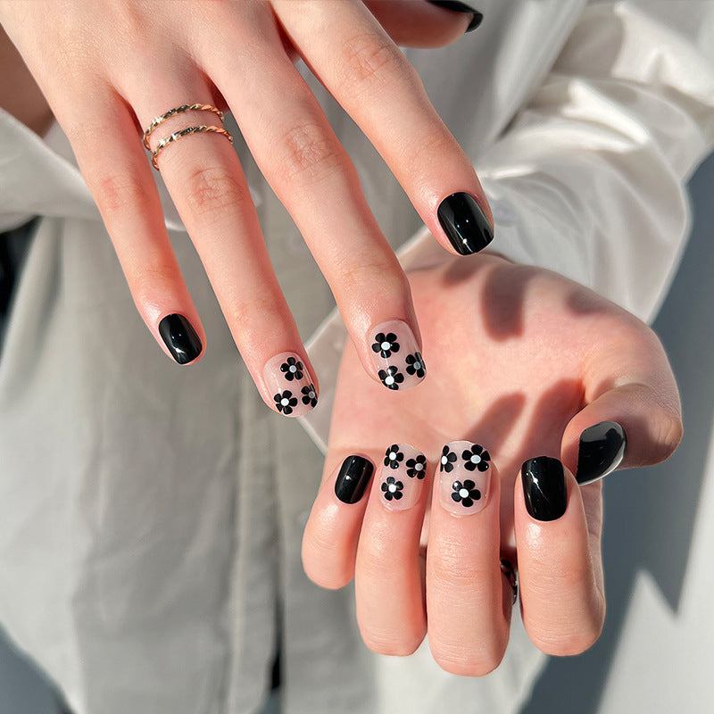 Kunstvolle Nagelverlängerungen mit elegantem Blattmuster Brehn