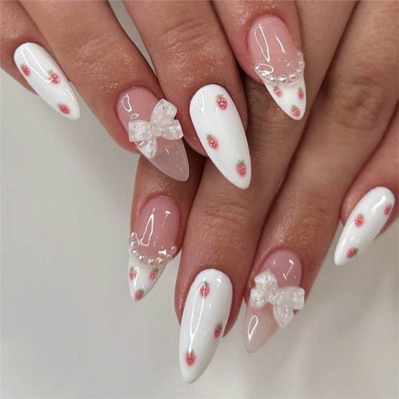 Dekorative Stiletto Press-On Nagelkunst mit floralen Akzenten Brehn