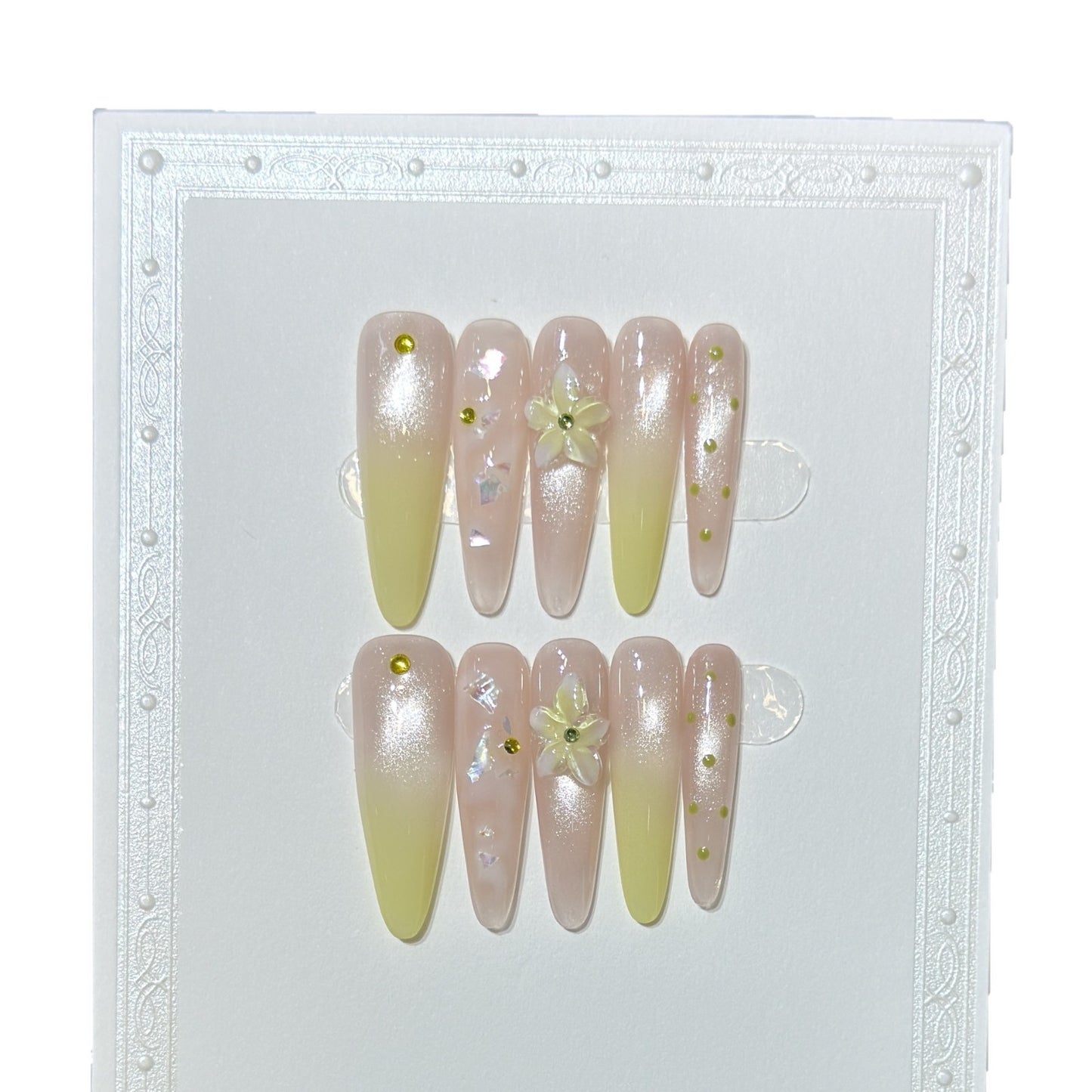 Elegantes langes Stiletto Press-On Nagelkunstset mit floralen Akzenten Brehn