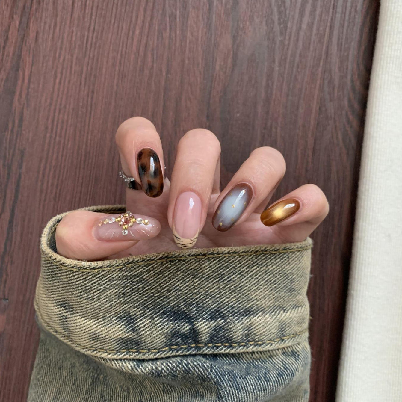 Kunstnagelset mit Eleganten Mustern und Glitzerakzenten Brehn