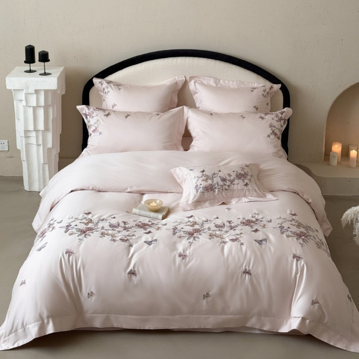 Luxuriöse Baumwollsatin-Bettwäschegarnitur mit floraler Stickerei und Schmetterlingsmotiv