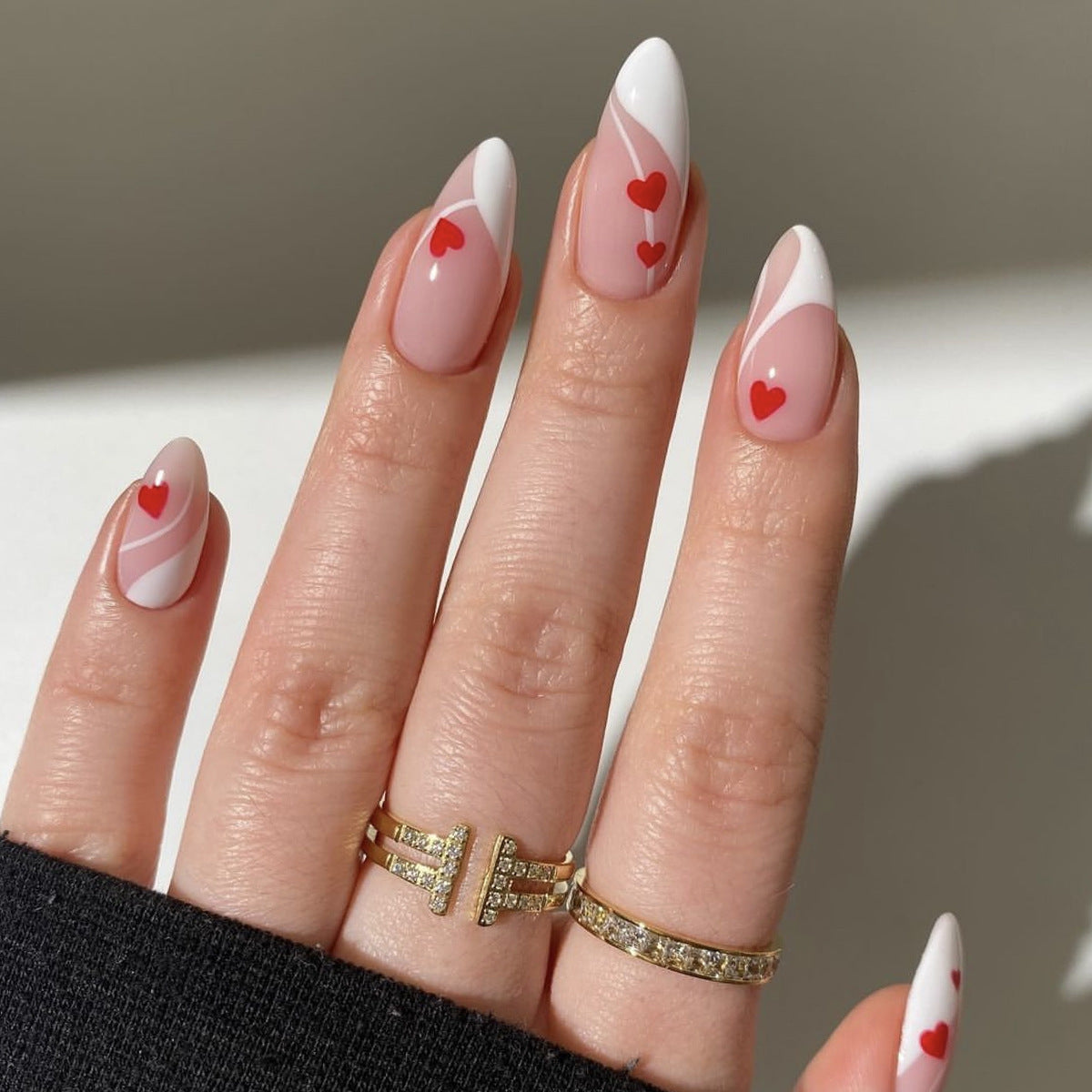 Herz-verzierte Stiletto-Nagelkunst Brehn