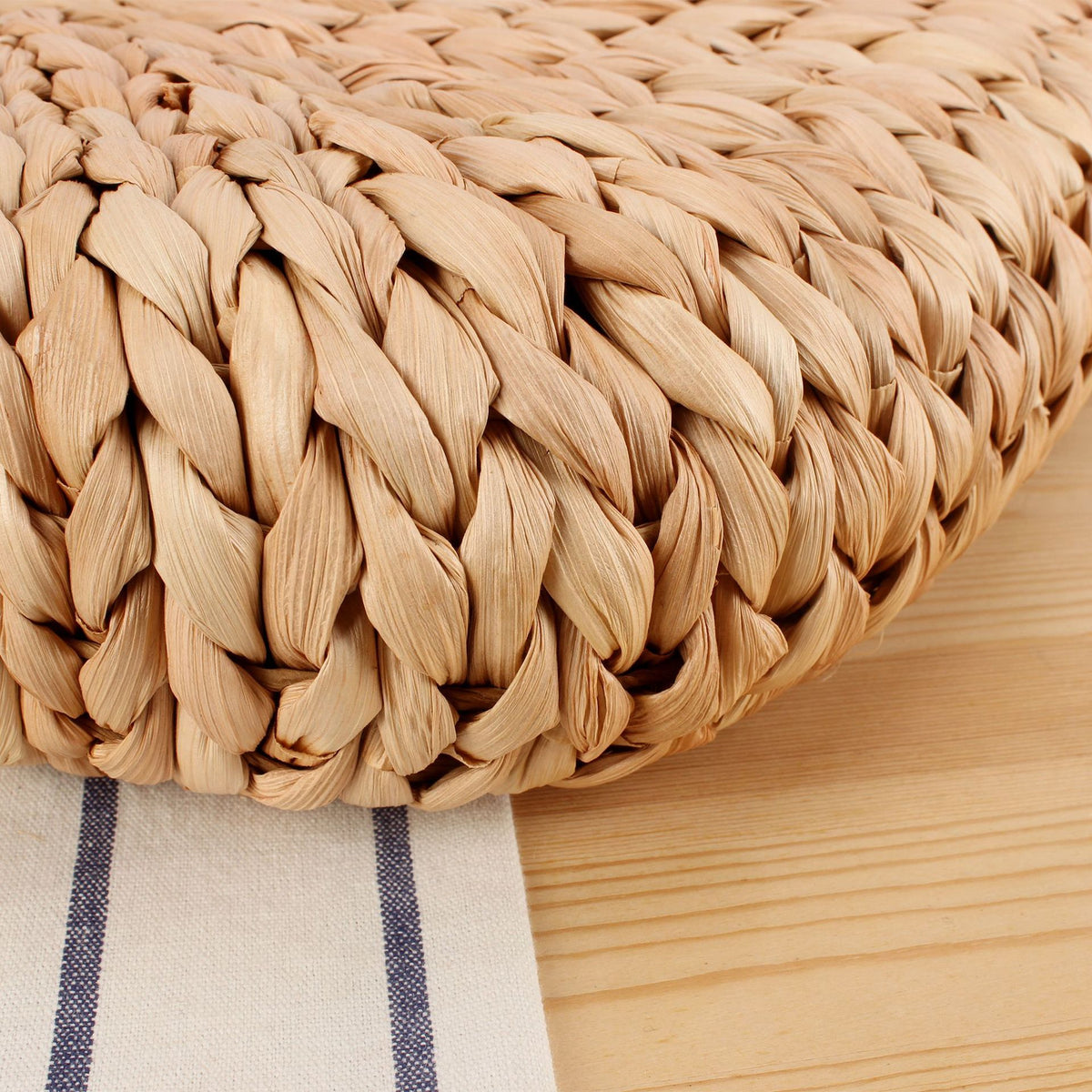 Handtasche Aus Geflochtenem Naturmaterial mit Elegantem Rundgriff Brehn