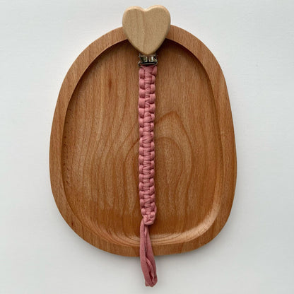 Geflochtener Stoff Schnullerclip mit Holzherz Sicherheitsklammer