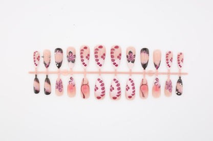 Kunstnagelset mit eleganten floralem Design und glänzenden Akzenten Brehn