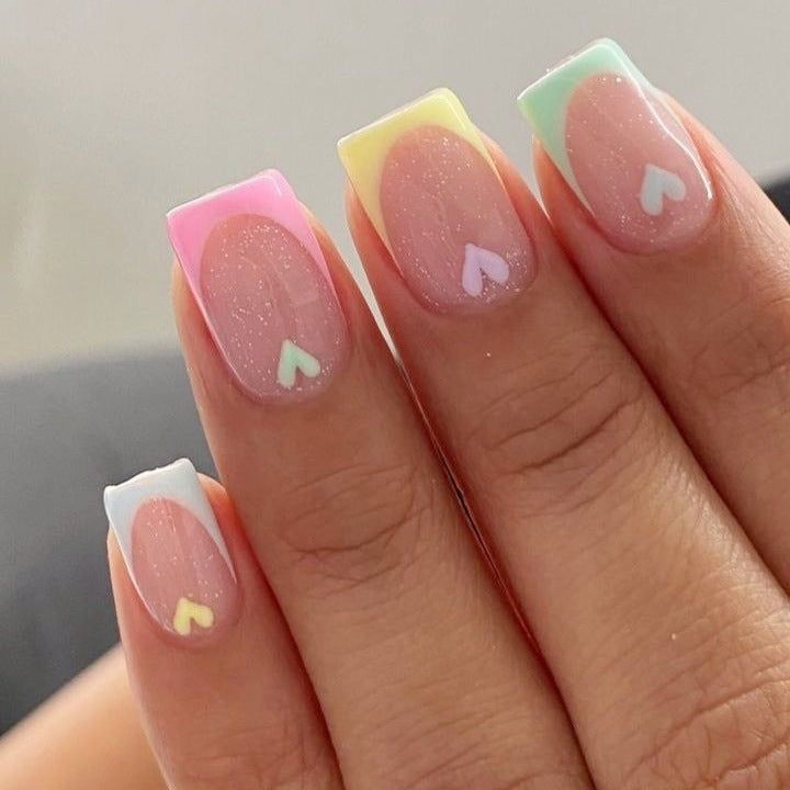 Kunstnagelset mit verspielten Farbverläufen und Herzmotiven Brehn