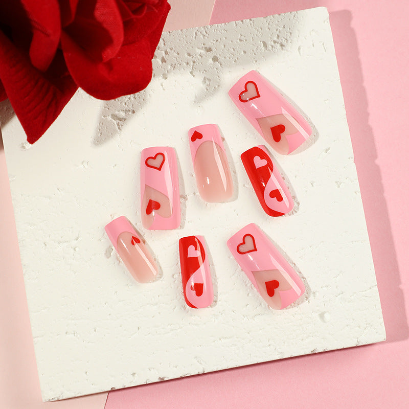 Künstliche Nagelkunst mit Herz-Design und Glitzerakzenten Brehn