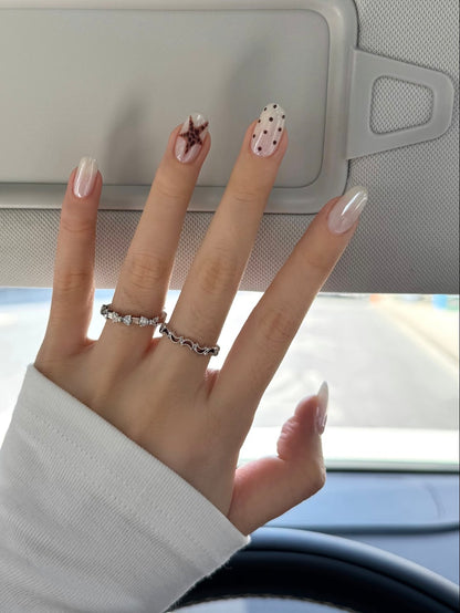 Künstlerisches Press-On Nagelkunst Set mit kreativen Stern- und Tupfen-Designs
