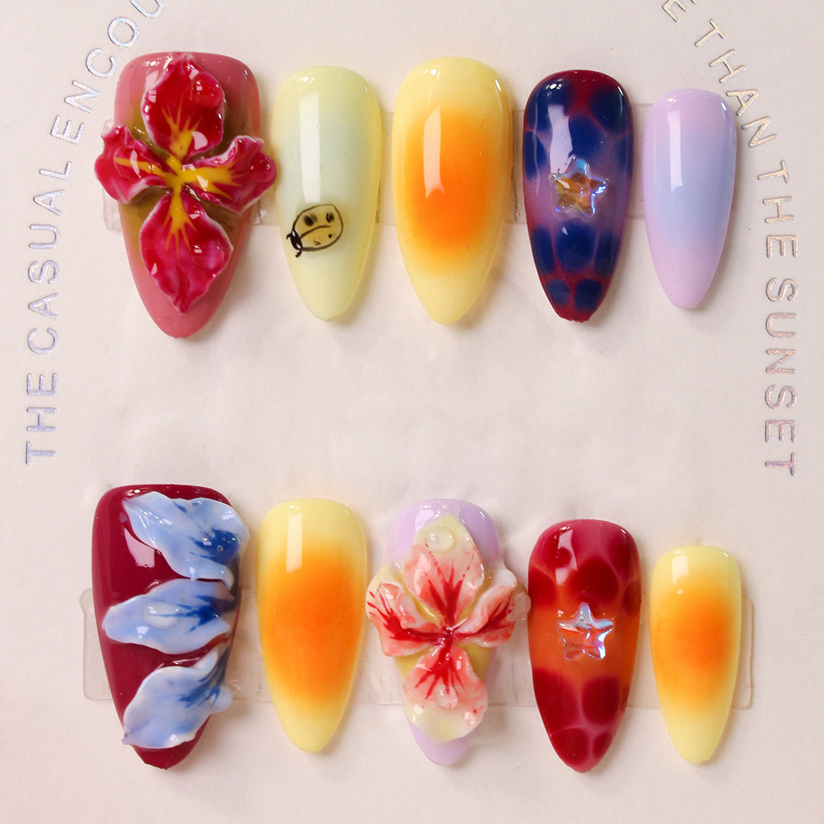 Kunstnagelset mit floralen 3D-Akzenten und bunten Designs Brehn