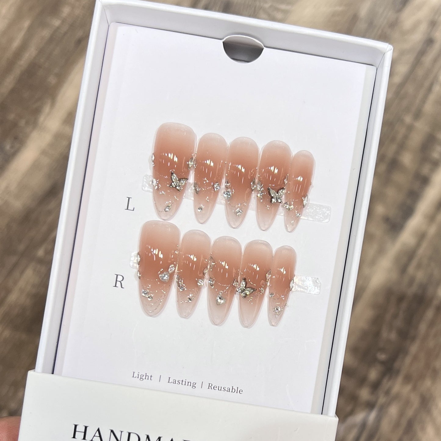 Handgefertigtes Stiletto Press-On Nagelset mit Schmucksteinakzenten Brehn