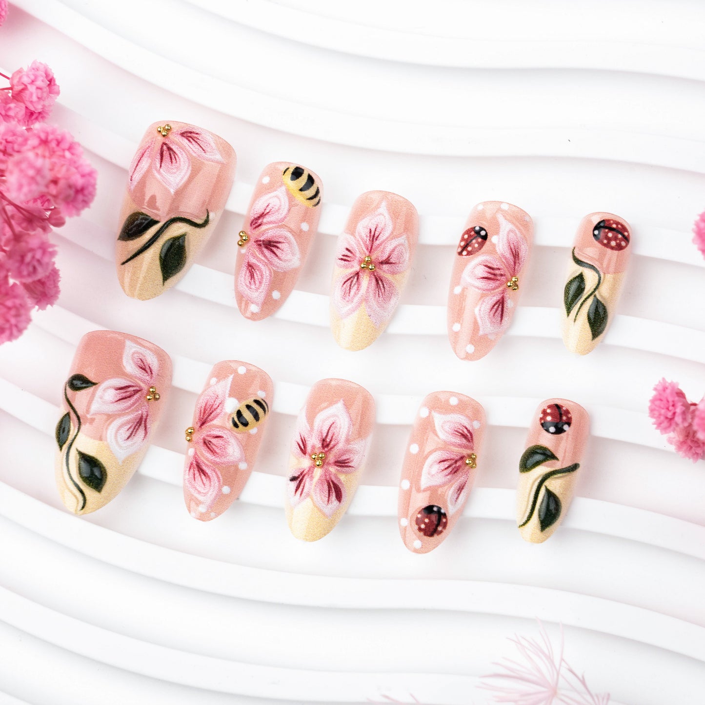 Kunstvolle Nagelverlängerungen mit floralen Designs Brehn