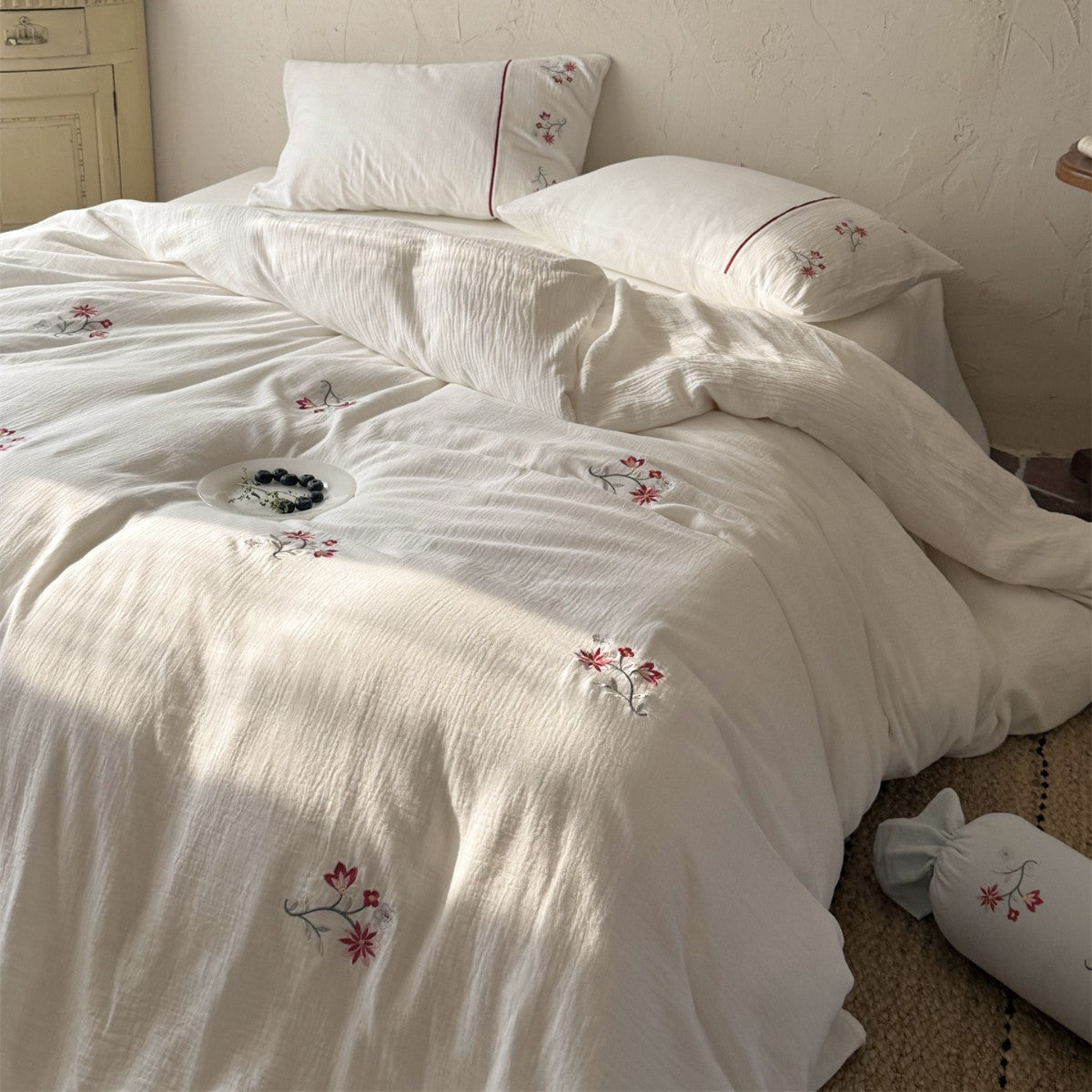 Bestickte Baumwollvoile Bettwäsche Set mit floralem Muster und Umschlag-Kissenbezügen