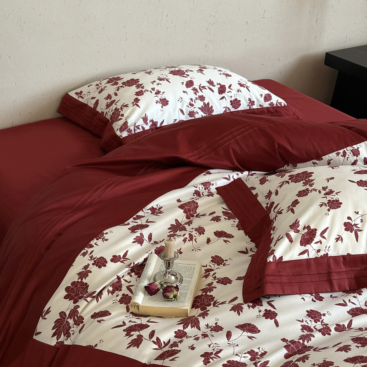 Luxuriöses Baumwoll-Bettwäsche-Set mit floralem Print und Kissenbezügen
