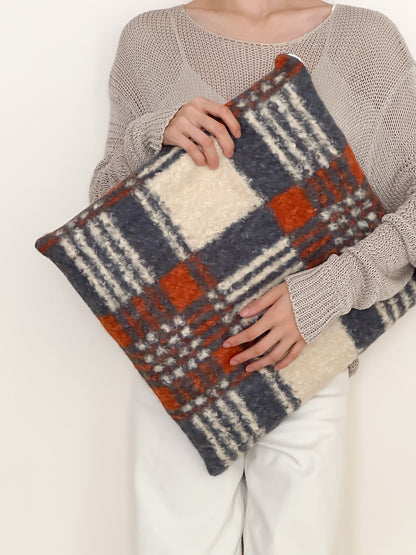 Oversize Sherpa-Clutch mit floraler Bouclé-Optik