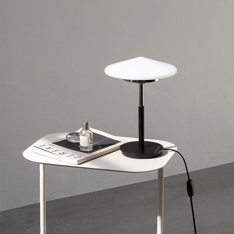 Moderne Minimalistische Tischlampe mit geometrischem Schirm