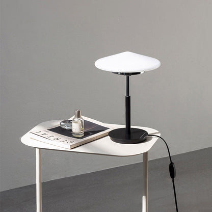 Moderne Minimalistische Tischlampe mit geometrischem Schirm