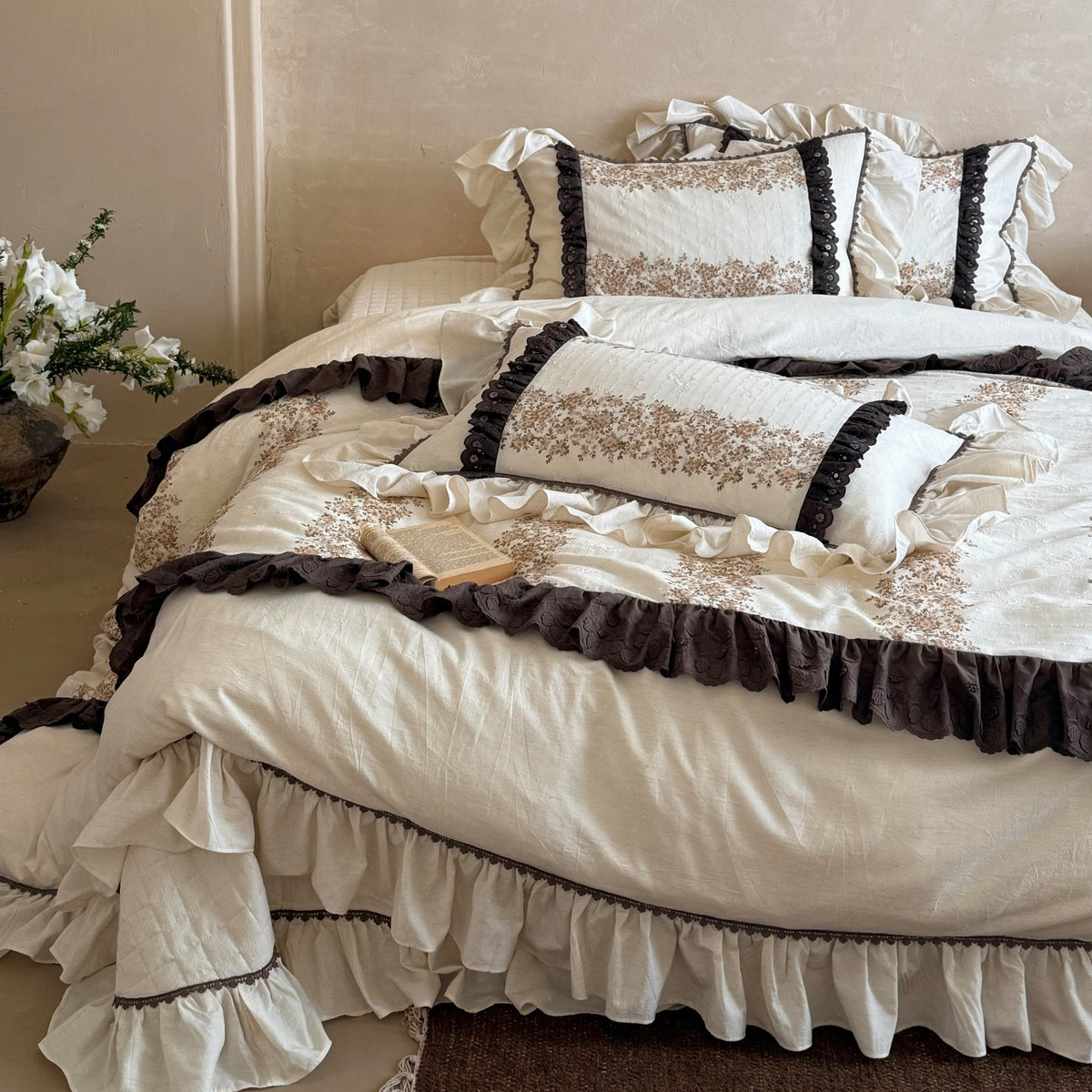 Vintage Cottage Floral Rüsch Bettbezug Set mit gestepptem Bolster und tiefem Bettrock